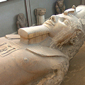 拉姆西斯二世大雕像，重300噸，躺臥在博物館中央，精緻而巨大的造型，令人讚嘆；這位埃及史上最有名的法老王雕像，在尼羅河畔屹立數千年之後，終於也躺臥下來休息；圖片提供：許煥章。