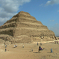從整個建築群廣場走向階梯金字塔，突然間有種天地開闊而顯得自己十分渺小的感覺； 從另一個角度看階梯金字塔，宛如站立在荒野中的巨人，在整個埃及古文明的發展史中，它絕對是一個里程碑，更是一個出發點。旁邊的王公貴族墓室，則提供歷史學家最豐富的研究史料；圖片提供：許煥章。