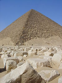 紅色金字塔外觀；圖片來源：Wiki