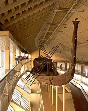 太陽船長32.5公尺，寬3公尺，屬於非常高水準的造船技術所建的木船，據說這船並非實際用之於航行，而是在法老王的安葬儀式中載著木乃伊至金字塔，象徵法老王在冥界巡視的交通工具；攝影：許煥章