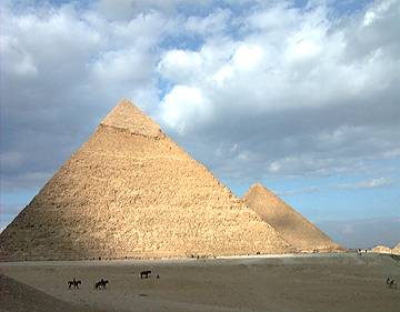 卡夫拉金字塔是金字塔群中，唯一保存塔頂完整石灰岩外層的一座，但你知道嗎？其實在遠古時代剛建造完成時，金字塔身上是有浮雕與彩繪的，你可以想像那是如何地富麗堂皇；攝影：許煥章