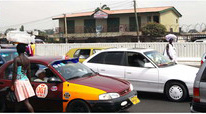 迦納阿克拉的街道定義隨著車速不同，在「路」與「市場」間不斷切換；攝影：廖桂賢