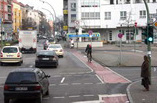 柏林的單車專用道若緊臨車道則塗以醒目的紅底；攝影：廖桂賢
