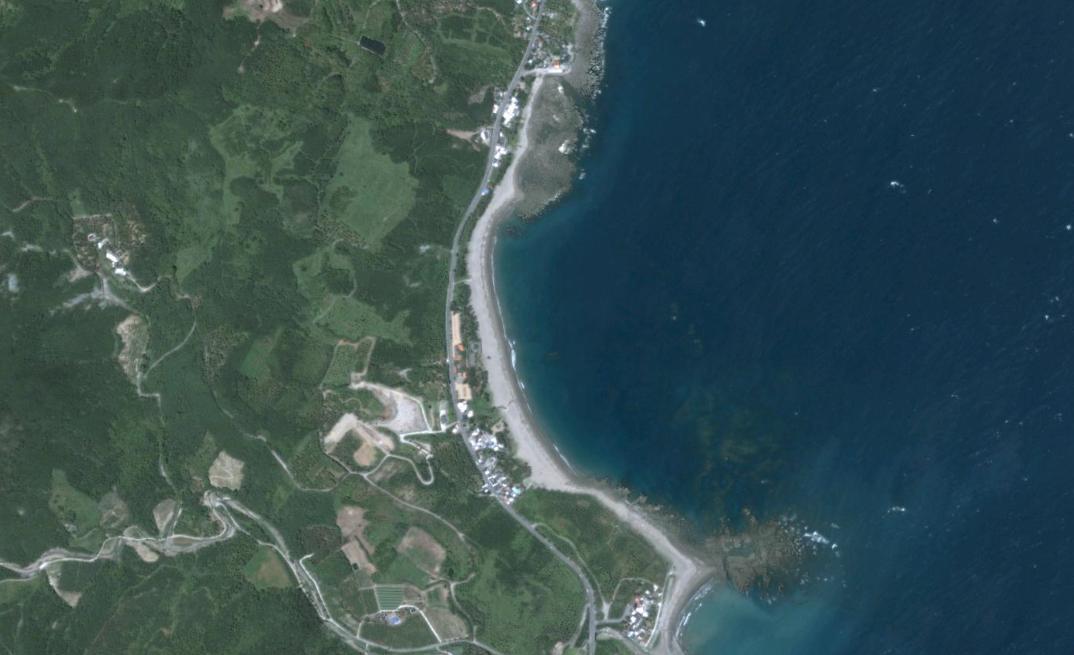 圖中沙灘即為莿桐部落前方的海岸線。圖片出處：google earth