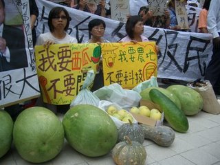 苗栗縣後龍灣寶社區農民，北上營建署抗議