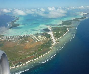 太平洋島國基里巴斯位於環礁上的首都塔拉瓦上的跑道。Michelle Glen 攝。