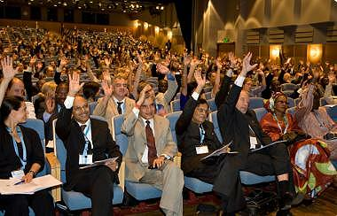 世界水資源週的與會者全體一致舉手表決通過斯德哥爾摩聲明。圖片由 SIWI 提供。