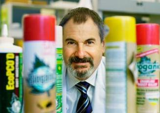 伊詩曼博士與用精油製作的環保殺蟲劑。圖片由 Martin Dee 攝，UBC 提供。