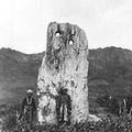 大致在一百多年前，日本的學者鳥居龍藏來到台東卑南遺址，留下了最早月形石柱的照片和記錄。圖片來源：維基百科
