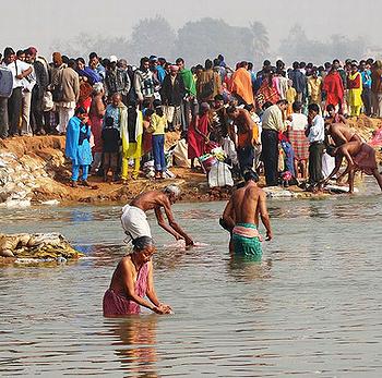 印度西孟加拉邦，09年1月14日Ajoy河聖日。 Asis K. Chatt 攝。