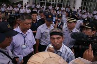 彰化王功的抗議現場，警力將抗議民眾團團圍住；圖片來源：林聖崇