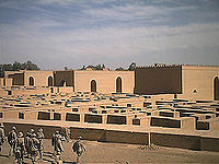 2003年，美國海軍陸戰隊面對眼前重建的巴比倫廢墟；圖片來源：維基百科 