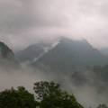 被雲給遮住的霧頭山 