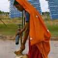 現今世界上，每10人中，就有4人居住在面臨水荒的地區。圖中這名印度婦人正利用太陽能幫浦汲水。(照片引用自ENS)