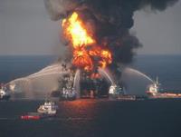 在發生大火的深海平面鑽油平台沉沒以前，船隻對它噴灑了大量的水。(圖片來源：美國海岸防衛隊)