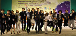 IPBES釜山會議與會者合影，照片取自IPBES網站