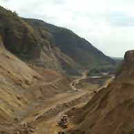 在衣索比亞南部的吉比三號(Gibe III)水壩開始動工。圖片節錄自：萊斯(Xan Rice)，英國衛報