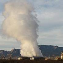 亞歷桑納州的阿帕契電廠，以煤和天然氣為燃料，白色煙霧為排放的溫室氣體。圖片節錄自:ENS(Photo by Lance and Erin)