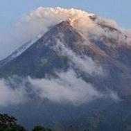 2010年10月26日拍攝到梅拉比火山噴出的熱灰雲。圖片節錄自：HADR相本。
