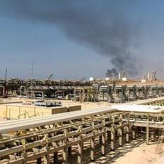 伊朗阿薩魯葉的煉油廠。圖片節錄自：S.M. Ameli相本。