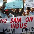 人民高舉布條與標語，要求不得在印度河上興建任何水壩