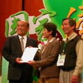 永續會委員將「邁向永續台灣宣言」遞交蘇貞昌