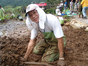 汗水、泥巴滿身，志工在工作假期中找到兒時的回憶