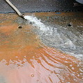含亞鐵離子的地下水，無氧時無色，抽出地面後氧化，成黃褐色。　　