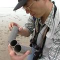 施習德教授研究台灣招潮蟹已有十多年，相當了解牠們的生態習性。