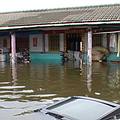 下箔仔寮居民淹水的家園，電視機在大水中載浮載沉。