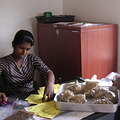 斯里蘭卡婦女進行藥材包裝