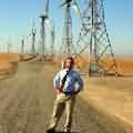 供應加州沙加緬度公用事業特區電力的風力發電設備。圖中人物保羅‧歐姆史泰得，為此處蒙特祖馬山電廠的資深計劃管理人，他負責控管這些設備。（大衛‧派森 攝，國家再生能源實驗室 提供）