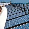 世界上最大規模的住宅型太陽能光電板組，位於荷蘭阿默斯福特，架設在32間相連房屋的平坦屋頂上。（太陽能晶片製造商BP Solarex  提供）