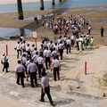 大批員警與媒體，隨著參與者與工作人員湧向沙灘上，場面變得有些混亂。