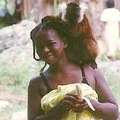 非洲女孩與狐猴(圖片來源：Galen Frysinge)