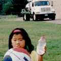 在威斯康辛州Putnam中學的一個年輕小女孩和一輛殺蟲劑噴灑車。（照片提供：Pesticide Reporting and Reduction Project）