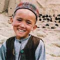 阿富汗大佛腳底男孩的笑容