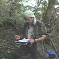 研究人員在大武山自然保留區進行棲地測量。