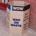 圖1:聯合國在會前誓言此次高峰會將達成「零垃圾」（Zero Waste）的目標，會場設有許多紙板製的垃圾箱，上面印有「WOW」的活動標語，WOW為「War On Waste」之縮寫，大會也要求相關單位、廠商盡量減少塑膠製品的使用，所有用品都要採用「對環境友善」的材質，如與會者名牌繫帶是用回收之塑膠空瓶製造，供應熱食的廠商也採用紙材包裝食物，連餐具都改成木製的叉子。然而人們對垃圾分類重要性的體認，一時還跟不上完善的硬體設備，沒有經過分類的垃圾塞滿回收箱，看來零垃圾的理想在這次恐怕仍將淪為空談。