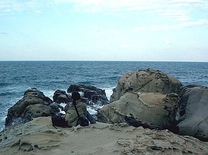 南雅奇岩上看海的琪