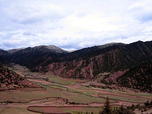 川藏南線紅土高原中的藏寨