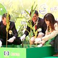 台北市長郝龍斌(中)、楊懿如(右)及HP惠普科技代表合力種下野薑花，象徵棲地復育