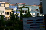 被多層次綠化空間與元素所包覆的高品質住宅。