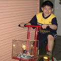 踩腳踏車也可以發電呢！小朋友可以坐上現場展示的人力發電機，藉由踩踏機具產生的動能發電，讓燈泡亮起來。(圖片來源：科博館)