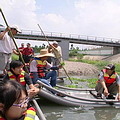 對於學生，竹筏渡河是相當特別的經驗