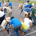 志工離開前在南灣碼頭做環境清理
