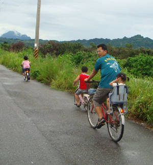 以最貼近自然的方式－踩踏單車－穿梭在田野山間 (圖片提供：ㄚ揚)