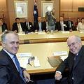 2006年 聯邦水資源高峰會議，由左而右分別為環保部長 Malcolm Turnbull、總理John Howard及其它部會首長。圖片來源：ENS