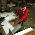 紙廠機械化作業，一小時可以製作4,500張紙。
