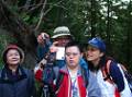 攝影家洛桑(左二)指導唐寶寶范晉嘉拍下拉拉山美景